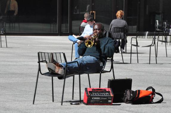 Praticando blues em plena praça de Chicago, em Illinois, nos Estados Unidos